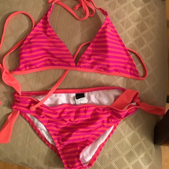 Hurley Bikini - Picture 1 of 4
